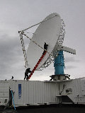 Mike Strong (top) and Jon Lutz rig signal generator to center of antenna for rotary joint azimuth dependence checks. (R.Rilling, Nov-2001)