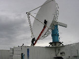 Mike Strong (top) and Jon Lutz rig signal generator to center of antenna for rotary joint azimuth dependence checks. (R.Rilling, Nov-2001)